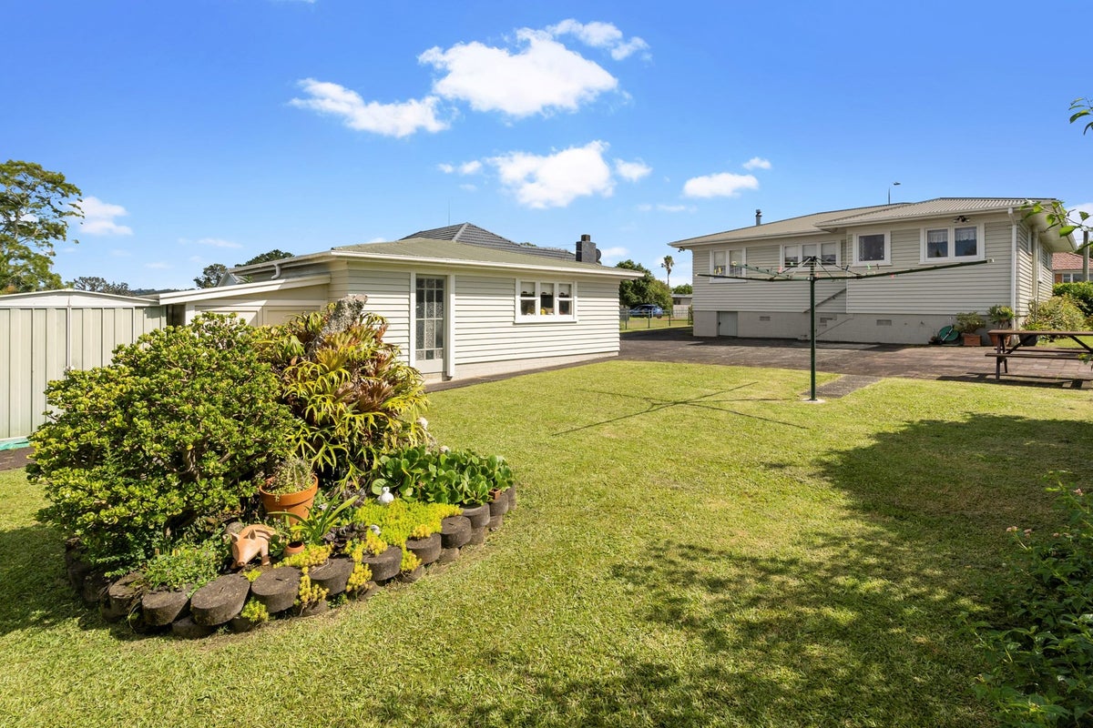 36 Gloria Avenue, Te Atatu Peninsula, Auckland - Carousel 2