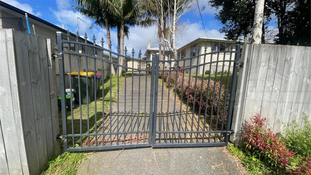 39 Vera Road, Te Atatu South, Auckland - Carousel 1
