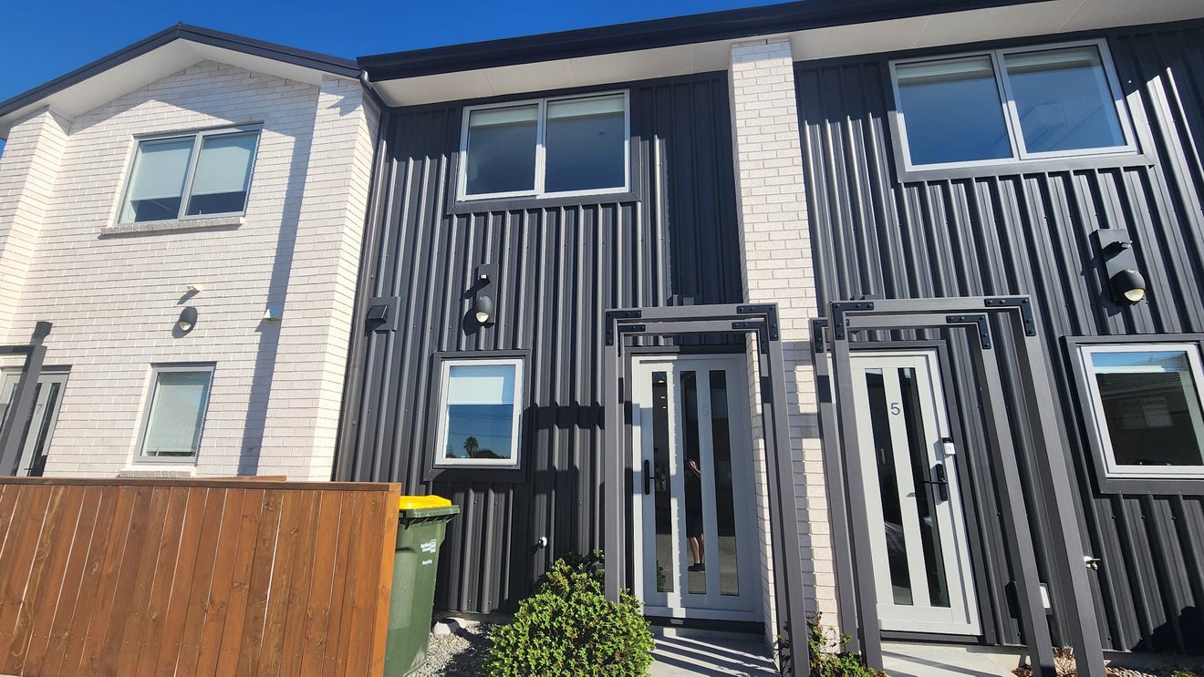 6/24 Kelwyn Road, Kelston, Auckland - Carousel 1