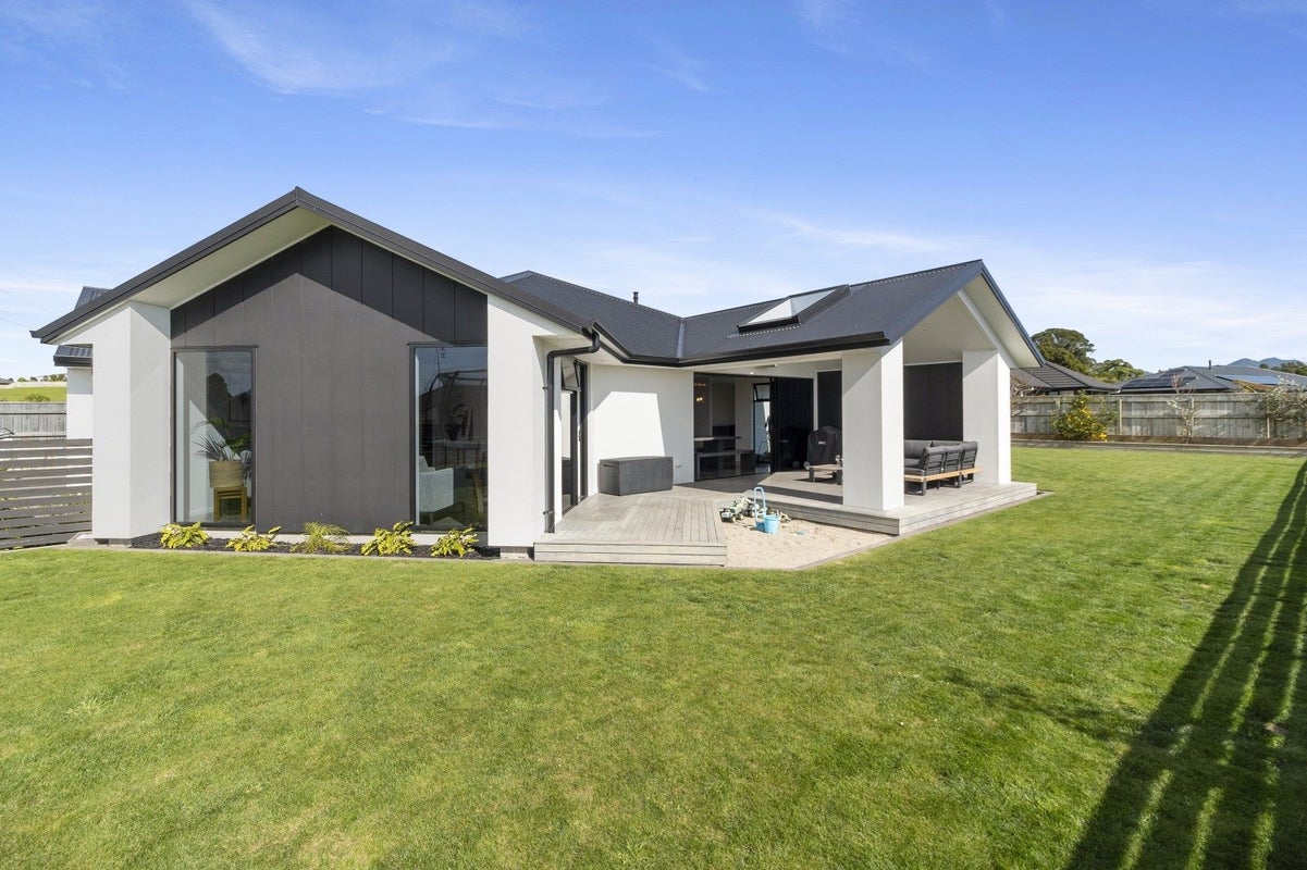 19 Honeyfield Drive, Whalers Gate, New Plymouth - Carousel 2