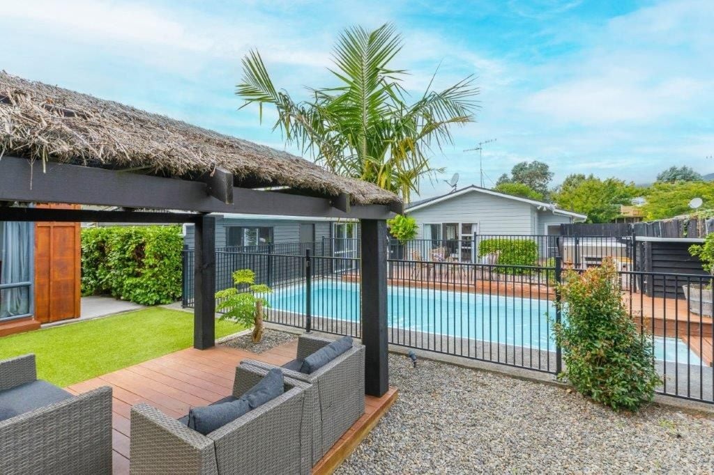 10 Nola Avenue, Raumati Beach, Paraparaumu - Carousel 1
