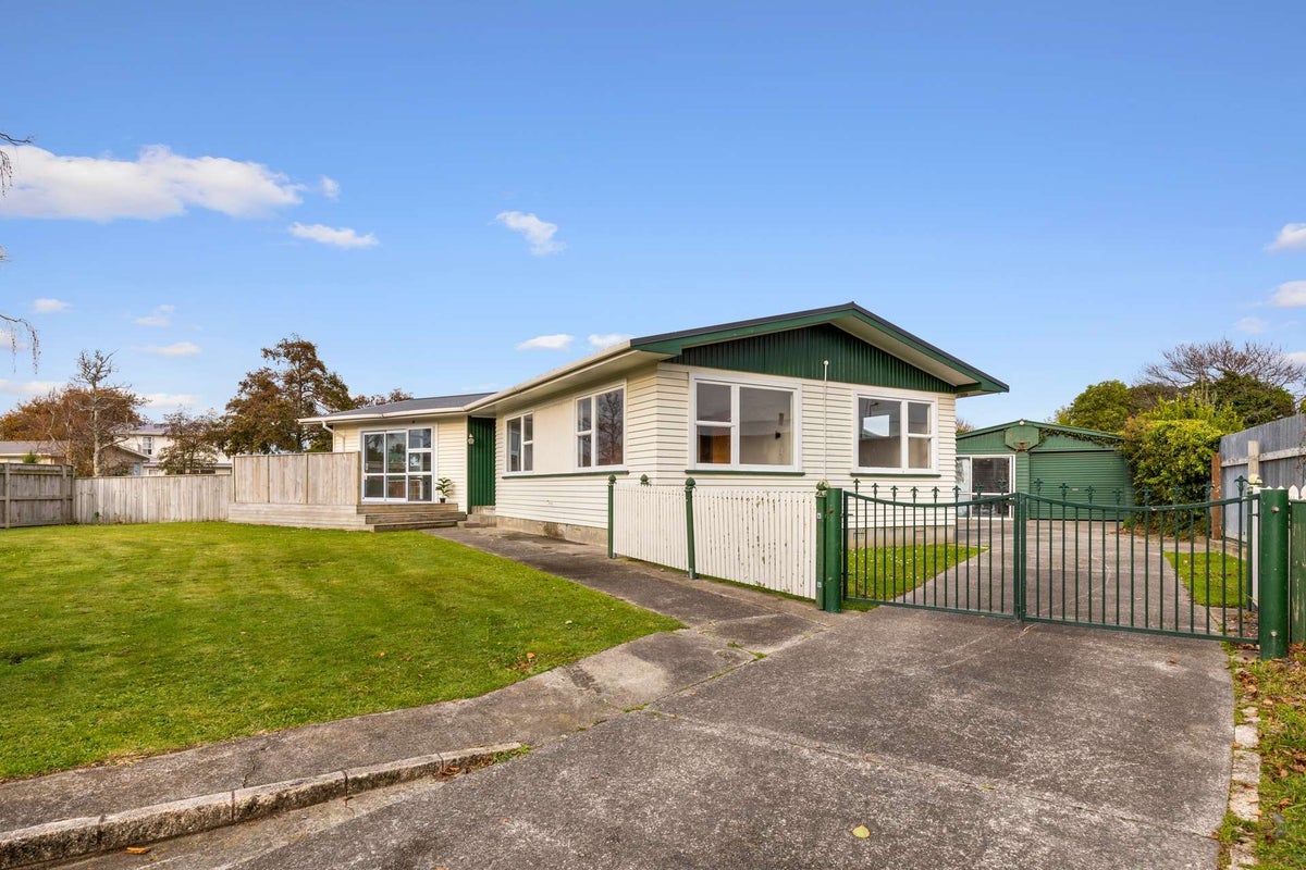 6 Abraham Crescent, Milson, Palmerston North - Carousel 1