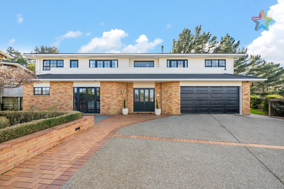 44 Arahiwi Grove, Tirohanga, Lower Hutt - Carousel 2