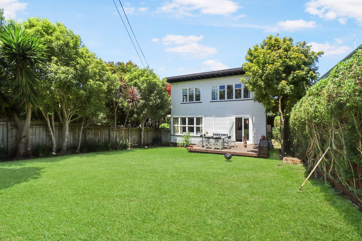 84A Owairaka Avenue, Mount Albert, Auckland - Carousel 1
