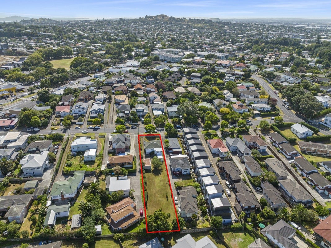7 Hayr Road, Three Kings, Auckland - Carousel 1