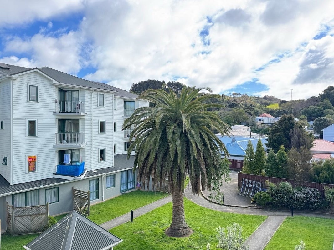 C7/13 Palm Grove, Berhampore, Wellington - Carousel 1
