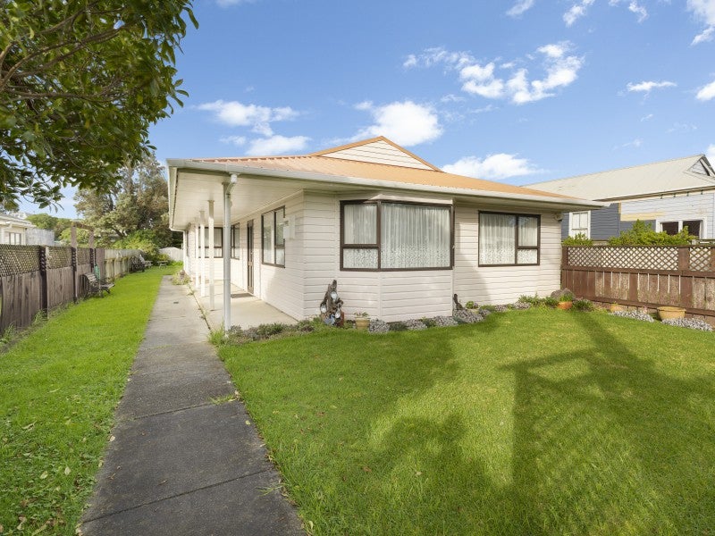 68 Park Avenue, Waitarere Beach, Levin - Carousel 1