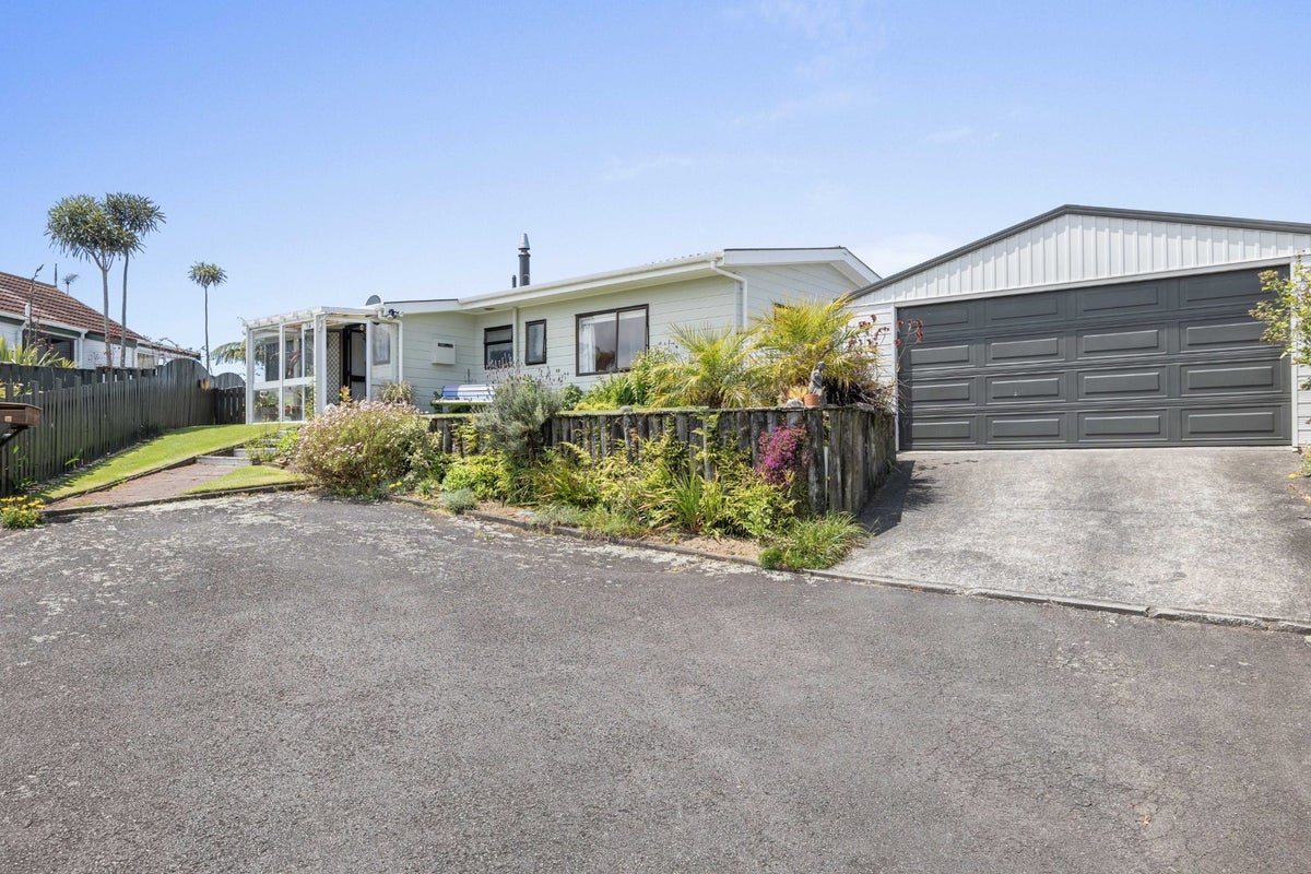 5C Lindaver Grove, Merrilands, New Plymouth - Carousel 2