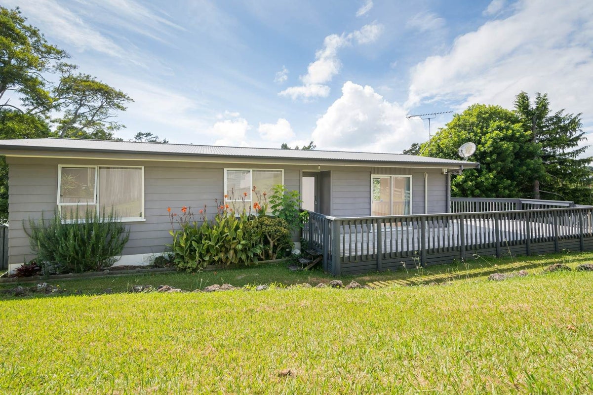 21 Erica Road, Sunnynook, Auckland - Carousel 1
