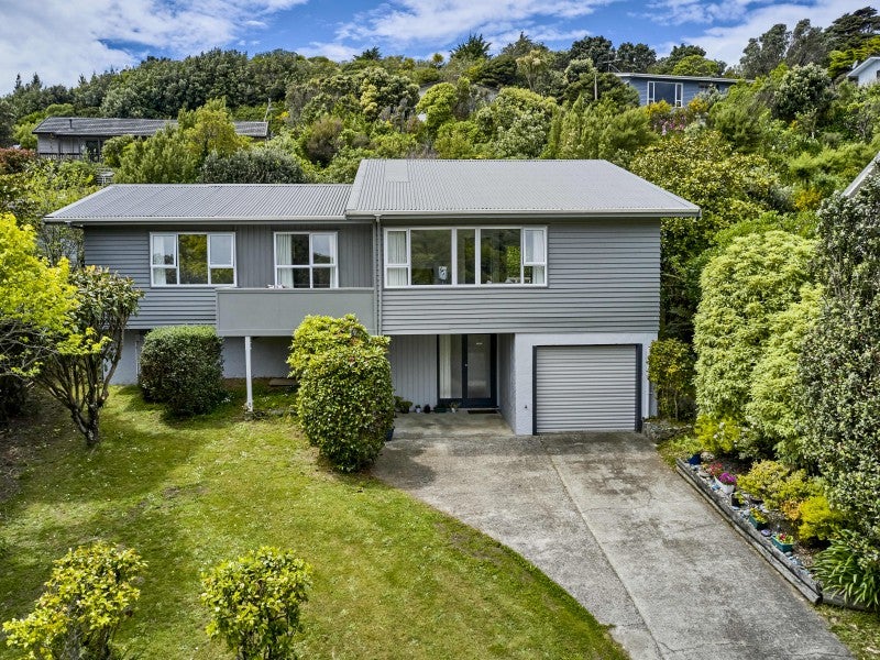 5 Ayton Drive, Whitby, Porirua - Carousel 1
