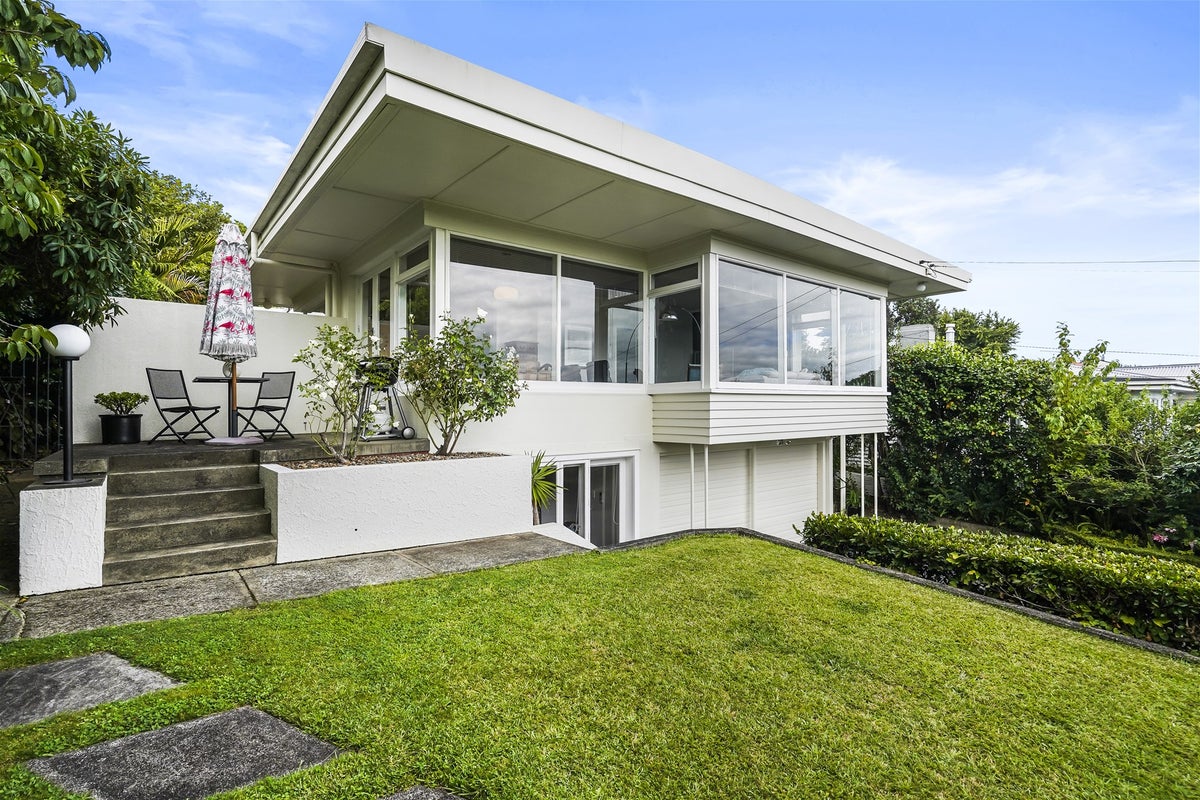 24 Kakanui Avenue, Hillcrest, Hamilton - Carousel 2