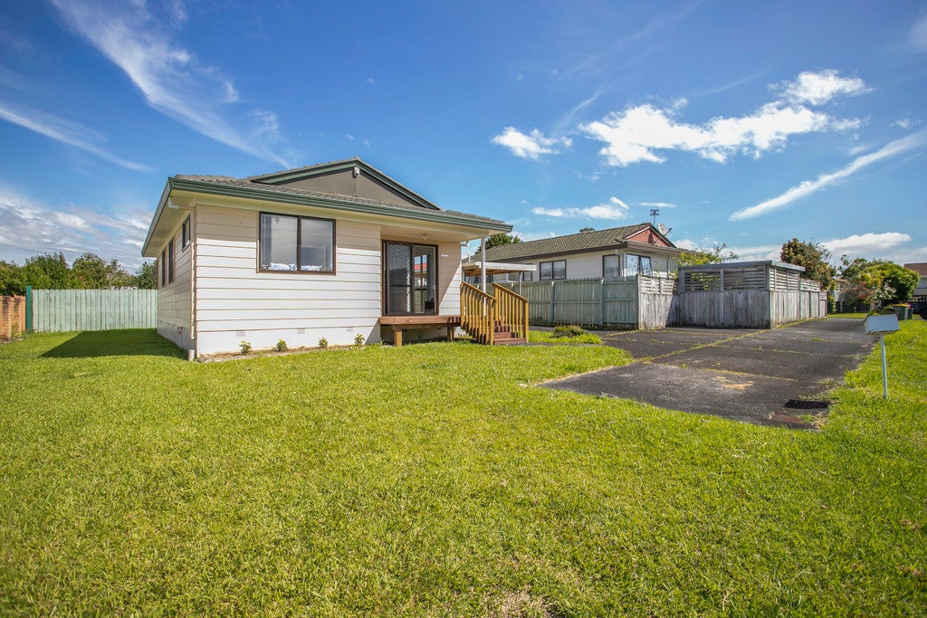 2/217 Waitemata Drive, Ranui, Auckland - Carousel 1