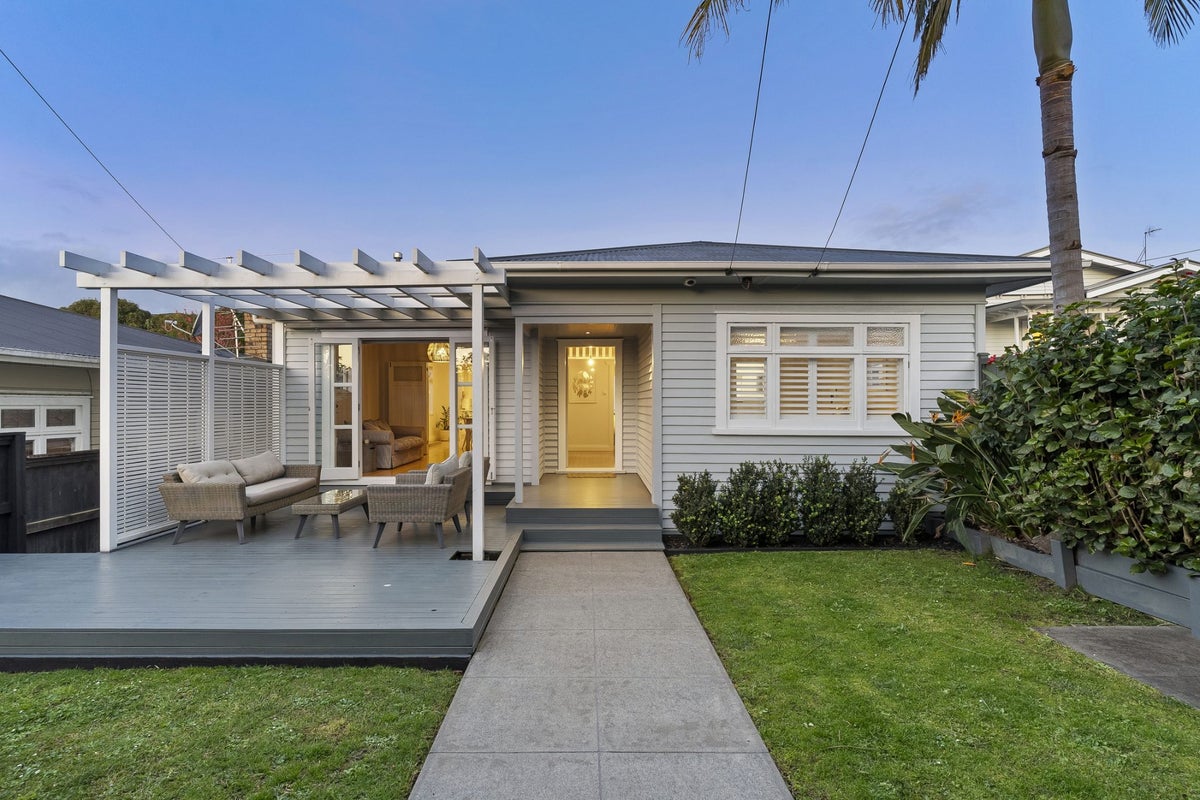 17 Warwick Street, Morningside, Auckland - Carousel 1
