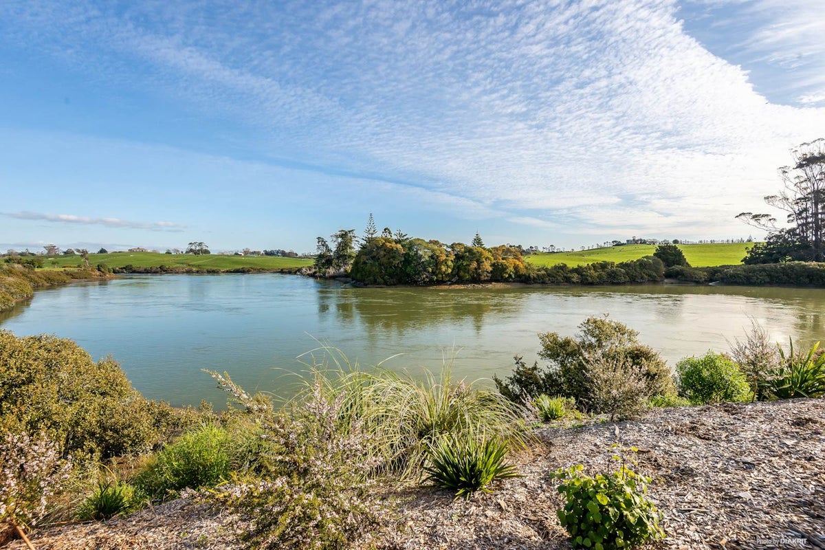 90 Hayfield Way, Karaka, Papakura - Carousel 12