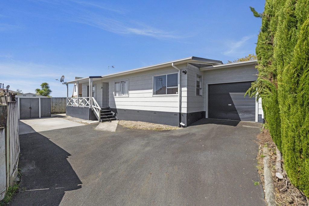 15 Pohutukawa Drive, Pukete, Hamilton - Carousel 1