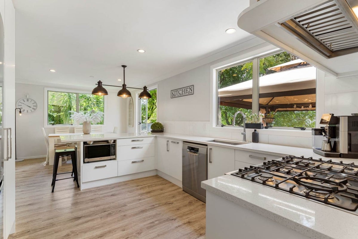 2/12 Belle Verde Drive, Sunnynook, Auckland - Carousel 2
