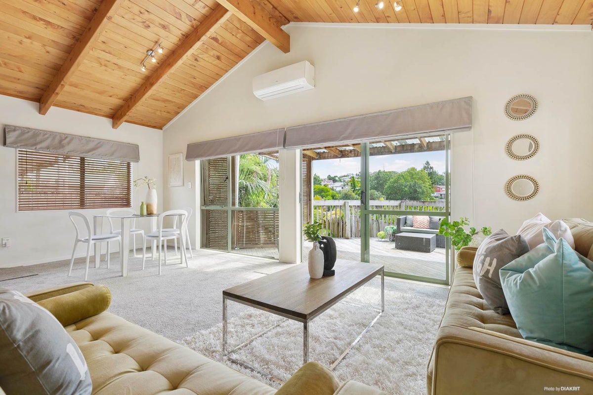 2/6 Romulus Place, Totara Vale, Auckland - Carousel 2