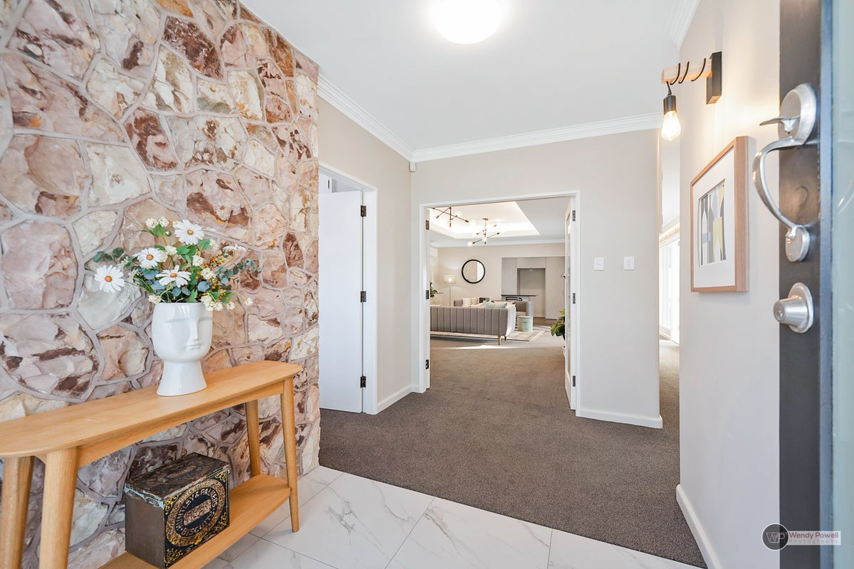 2 Harley Grove, Boulcott, Lower Hutt - Carousel 1
