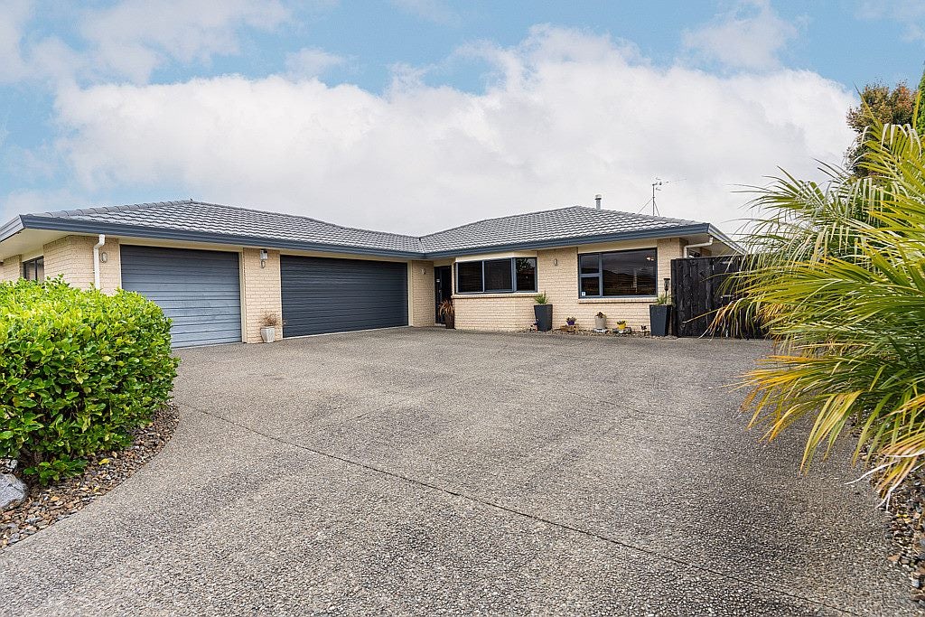 12 Branigan Parade, Kelvin Grove, Palmerston North - Carousel 1