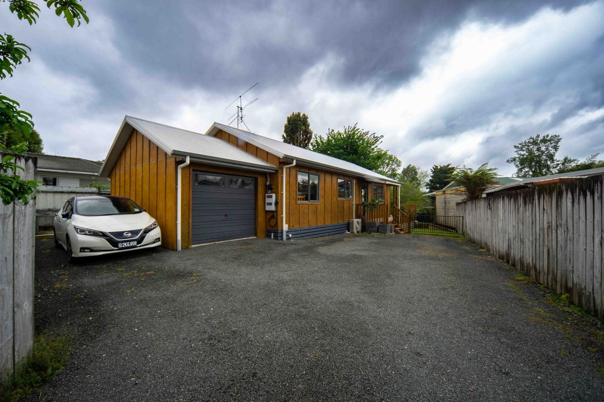 29A Barrie Crescent, Silverdale, Hamilton - Carousel 1