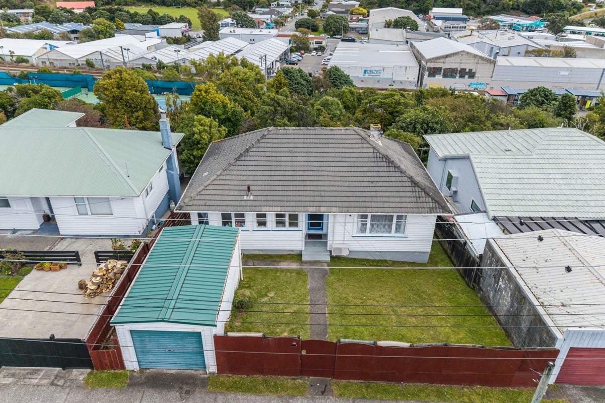 12 Taylor Terrace, Tawa, Wellington - Carousel 1