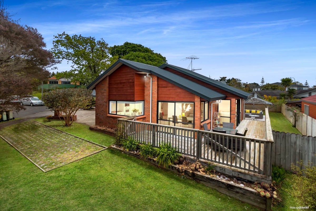 11 Lochend Place, Highland Park, Auckland - Carousel 1