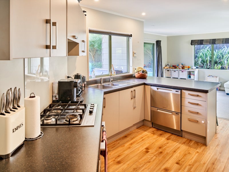 28 Saunders Close, Whitby, Porirua - Carousel 2