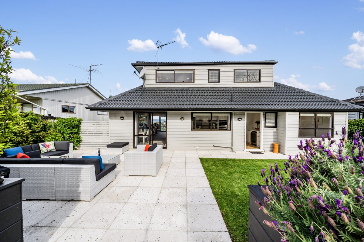 86 Hebron Road, Waiake, Auckland - Carousel 1