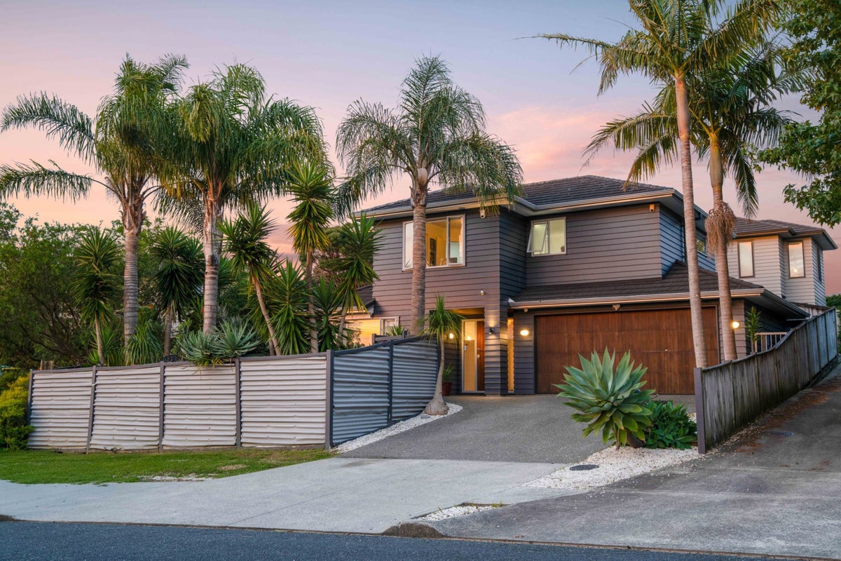 12 Cairngorm Place, Highland Park, Auckland - Carousel 1