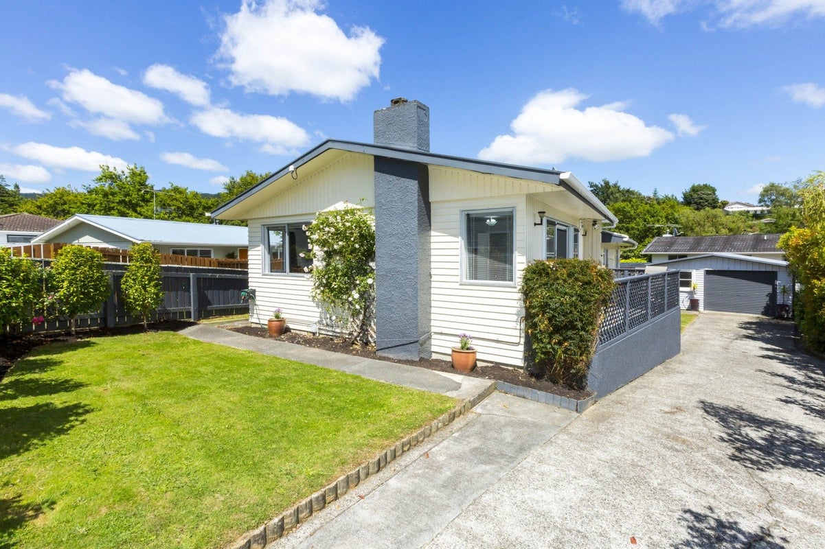 20 Blue Mountains Road, Silverstream, Upper Hutt - Carousel 1
