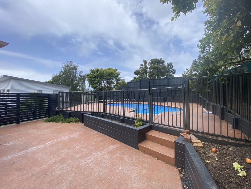 6 Regal Place, Forrest Hill, Auckland - Carousel 2