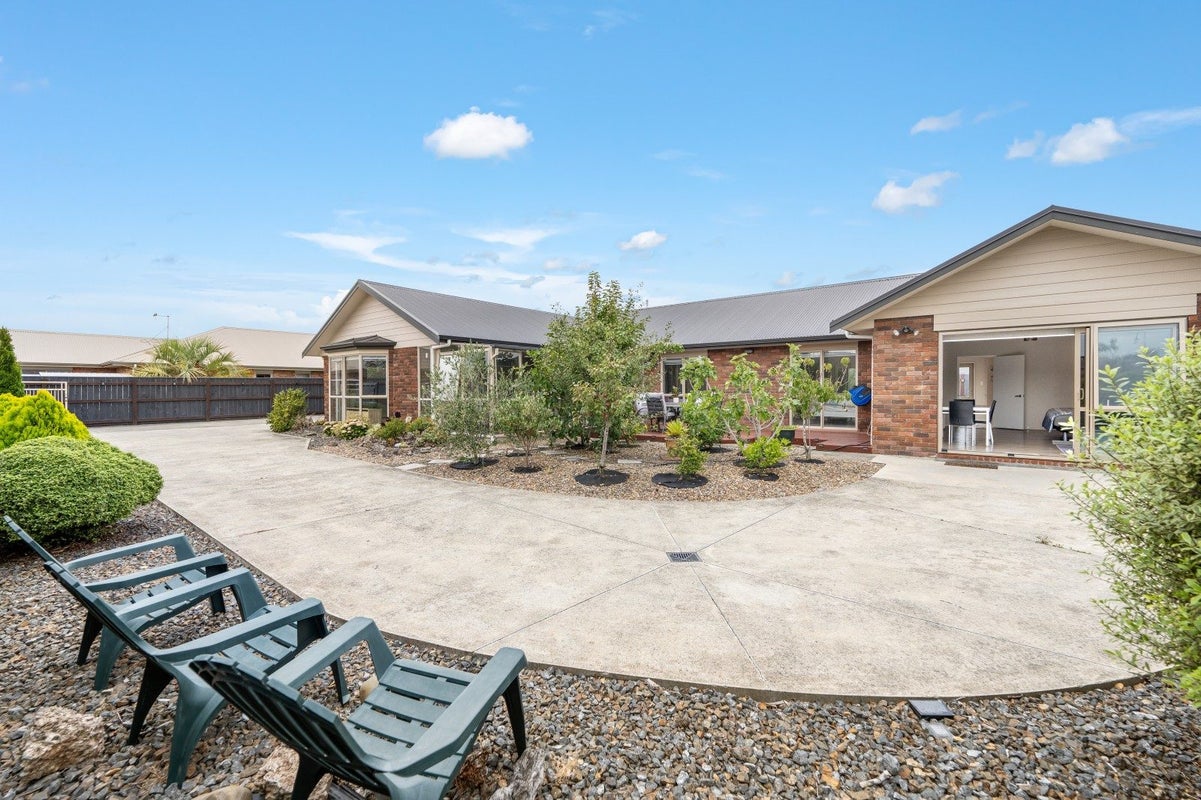 11 Chestnut Close, Kelvin Grove, Palmerston North - Carousel 1