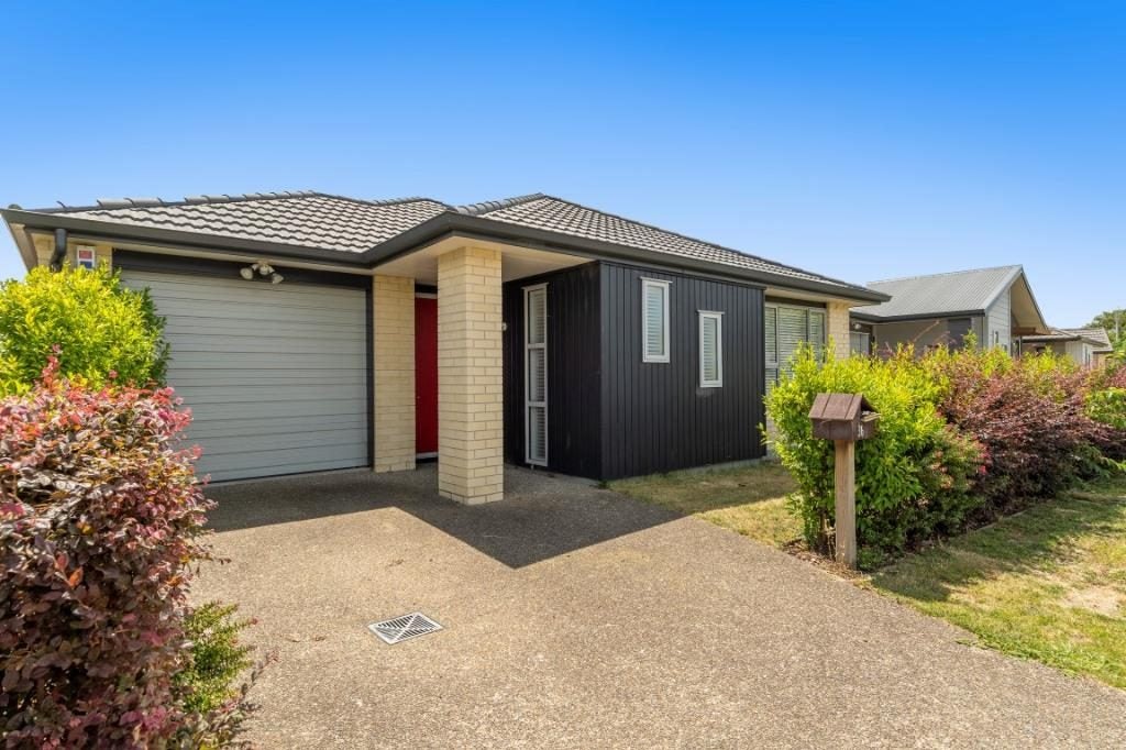 36 Landing Drive, Pyes Pa, Tauranga - Carousel 1