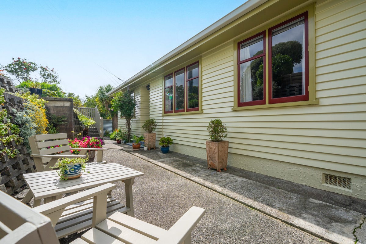 6 Te Reinga View, Tawa, Wellington - Carousel 1