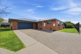 26 Manor Park Drive, Pyes Pa, Tauranga - Carousel 1