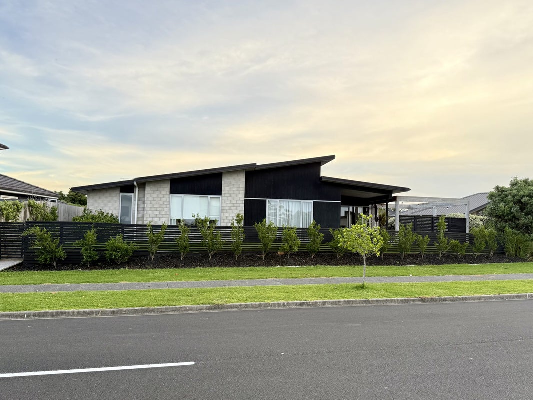 77 Intrepid Crescent, Beachlands, Auckland - Carousel 1