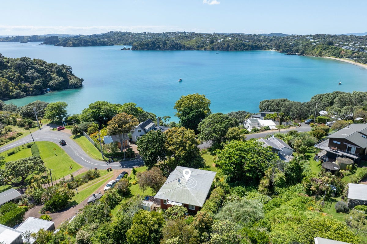 31 Korora Road, Oneroa, Waiheke Island - Carousel 1