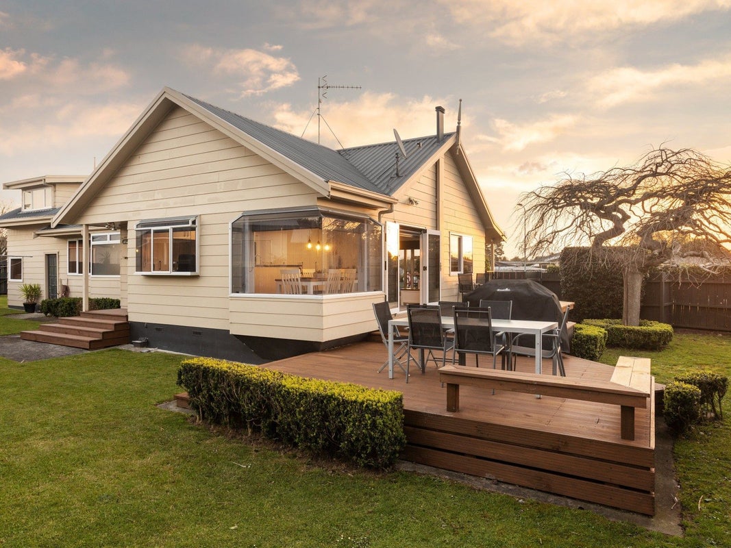 2 Brookbank Place, Glenview, Hamilton, Waikato - Carousel 2
