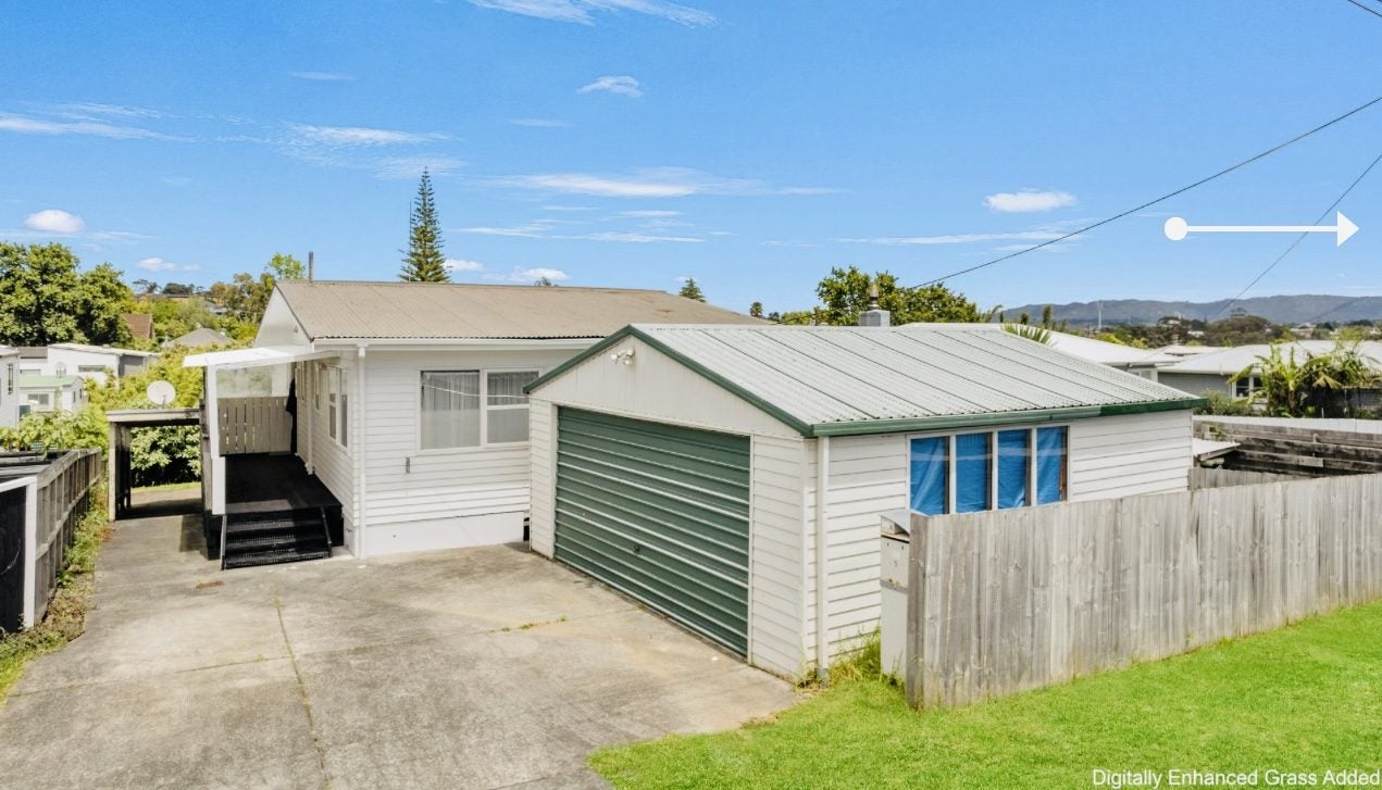 18A Sylvan Crescent, Te Atatu South, Auckland - Carousel 1