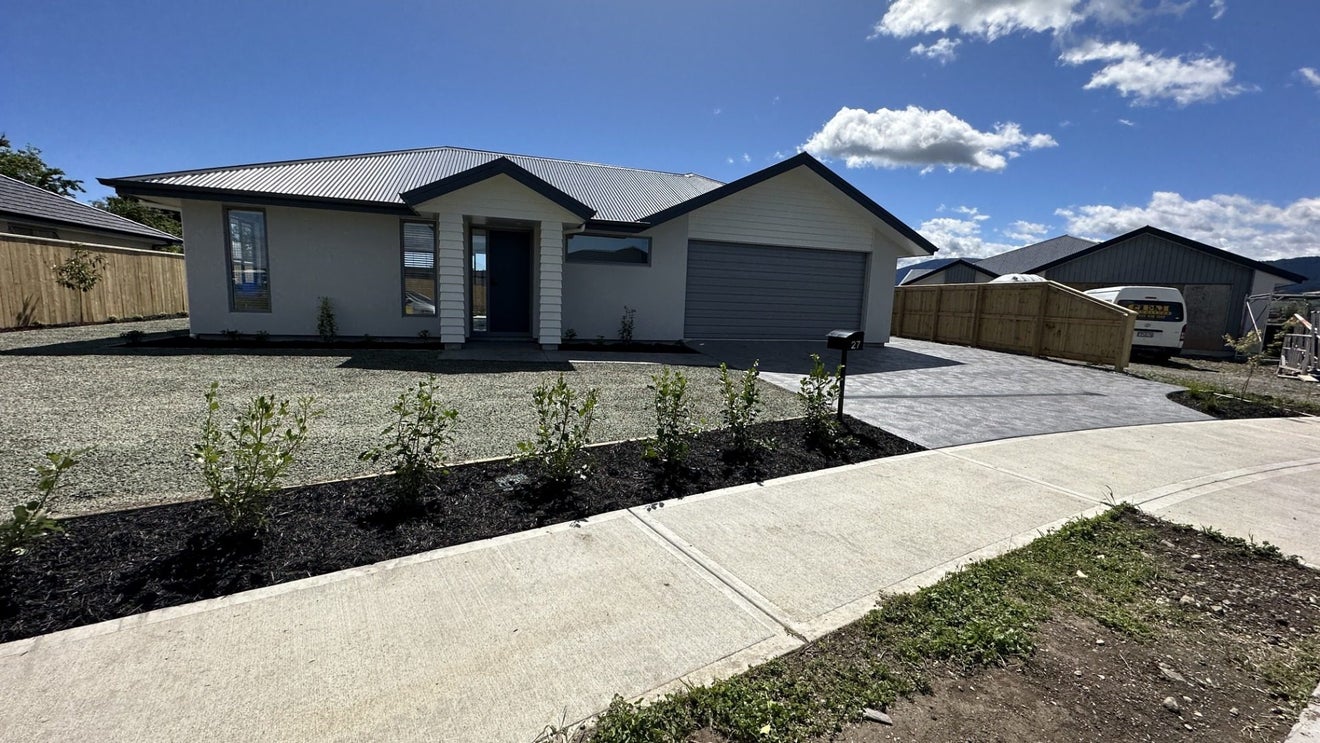 27 Carmine Crescent, Appleby, Richmond - Carousel 1