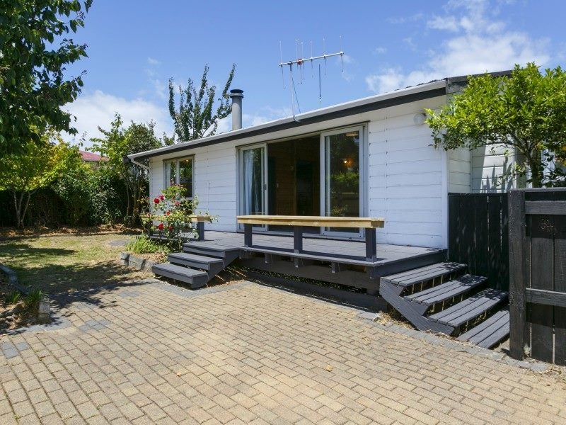 11 Ingle Avenue, Waipahihi, Taupo - Carousel 1