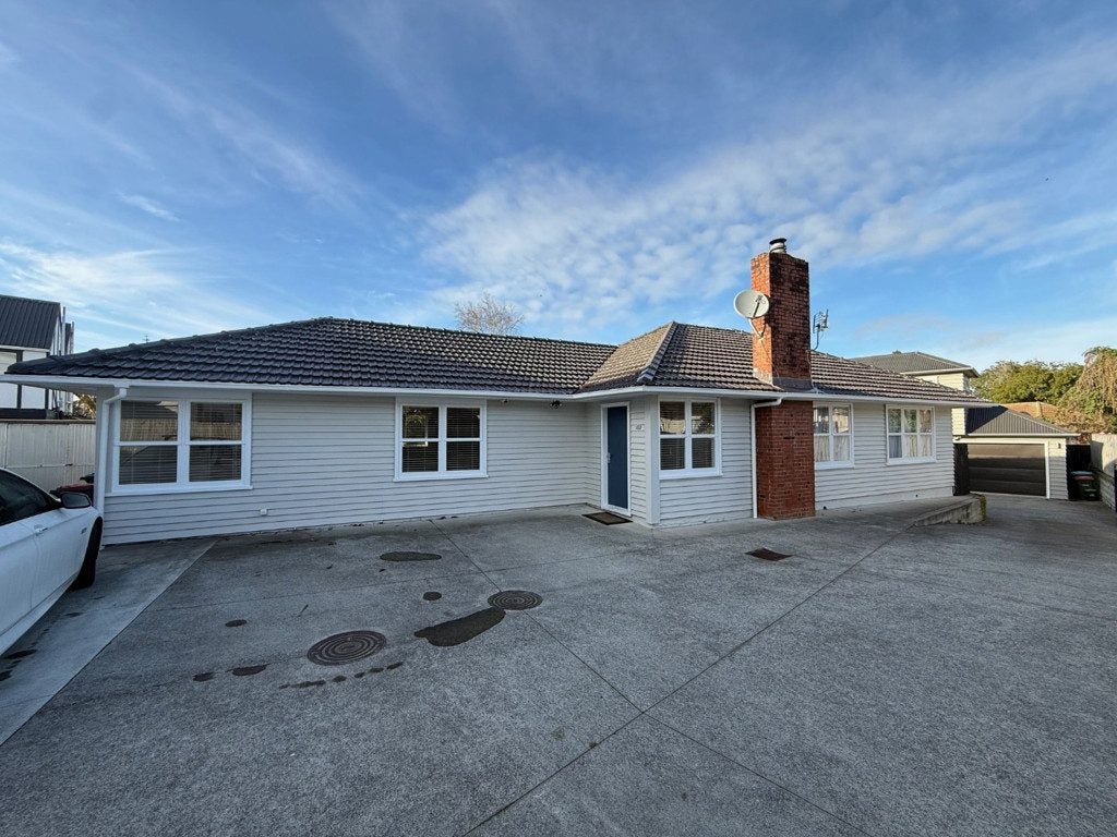 102 Owairaka Avenue, Mount Albert, Auckland - Carousel 1