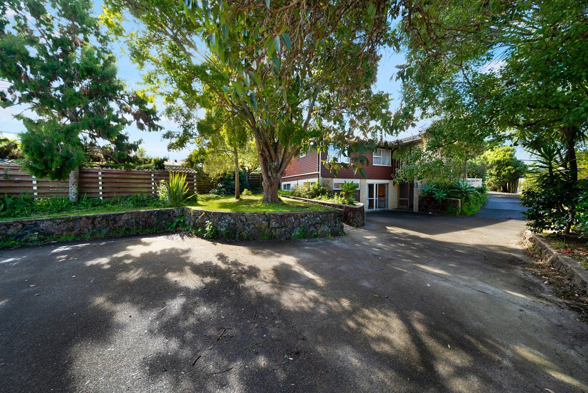13 Halcombe Place, Green Bay, Auckland - Carousel 1