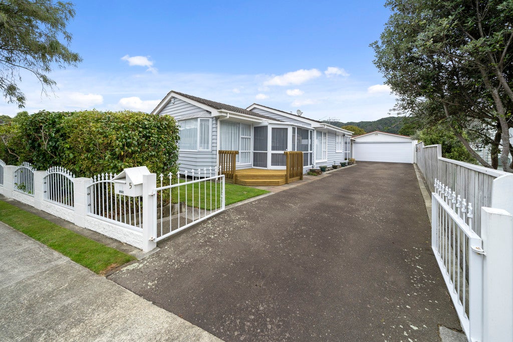 5 Kawatiri Grove, Wainuiomata, Lower Hutt - Carousel 1