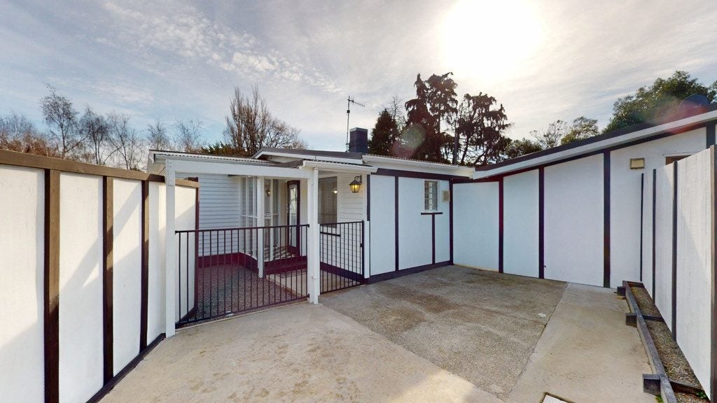 130 Main Road South, Raumati Beach, Paraparaumu - Carousel 1