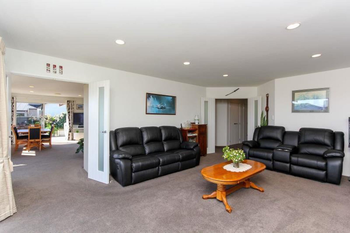 8 Sampson Avenue, Waiwhakaiho, New Plymouth - Carousel 2