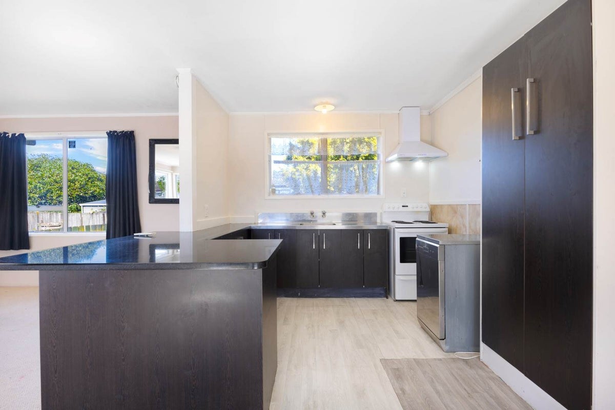 18 Lipton Grove, Opaheke, Papakura - Carousel 2