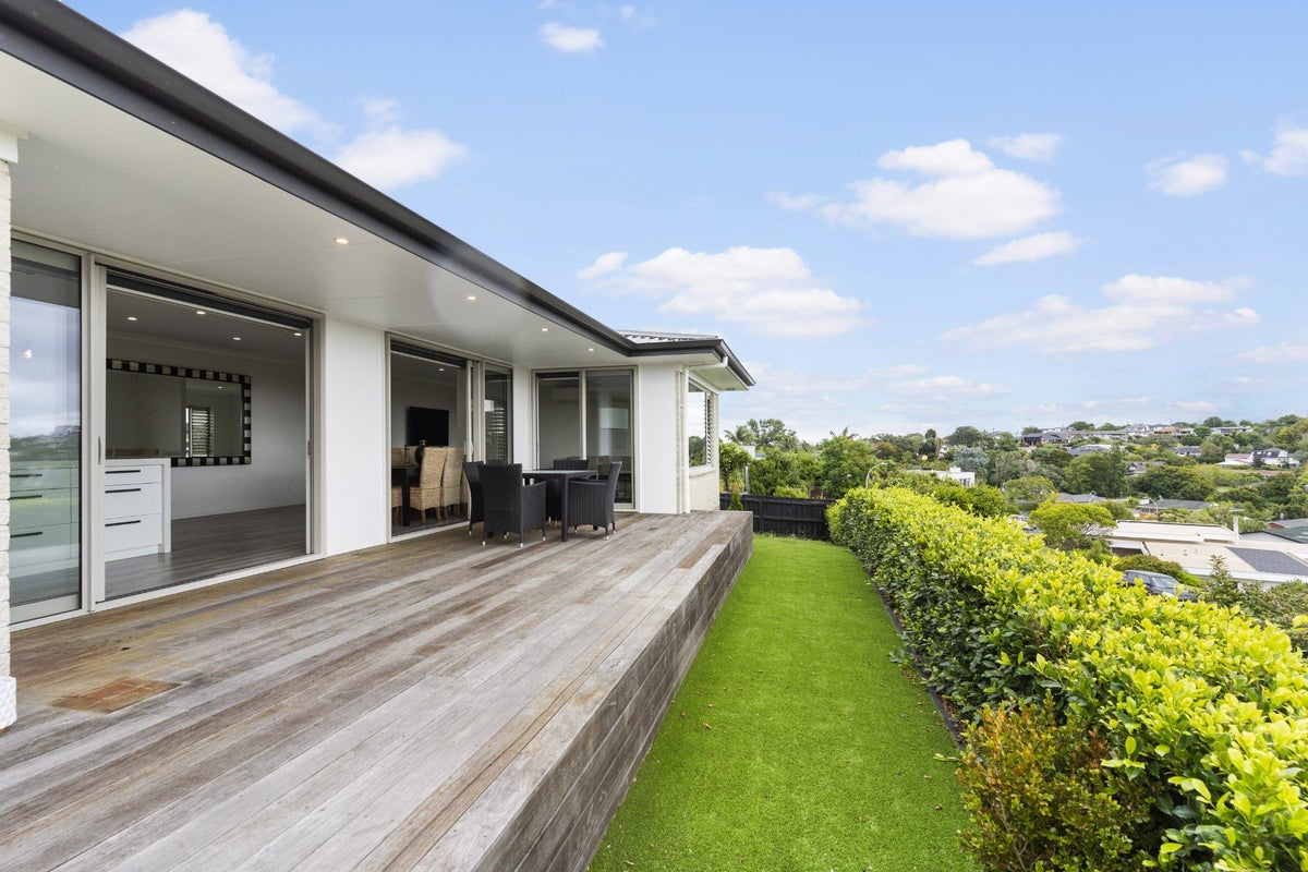 17 Chilton Place, Howick, Auckland - Carousel 1
