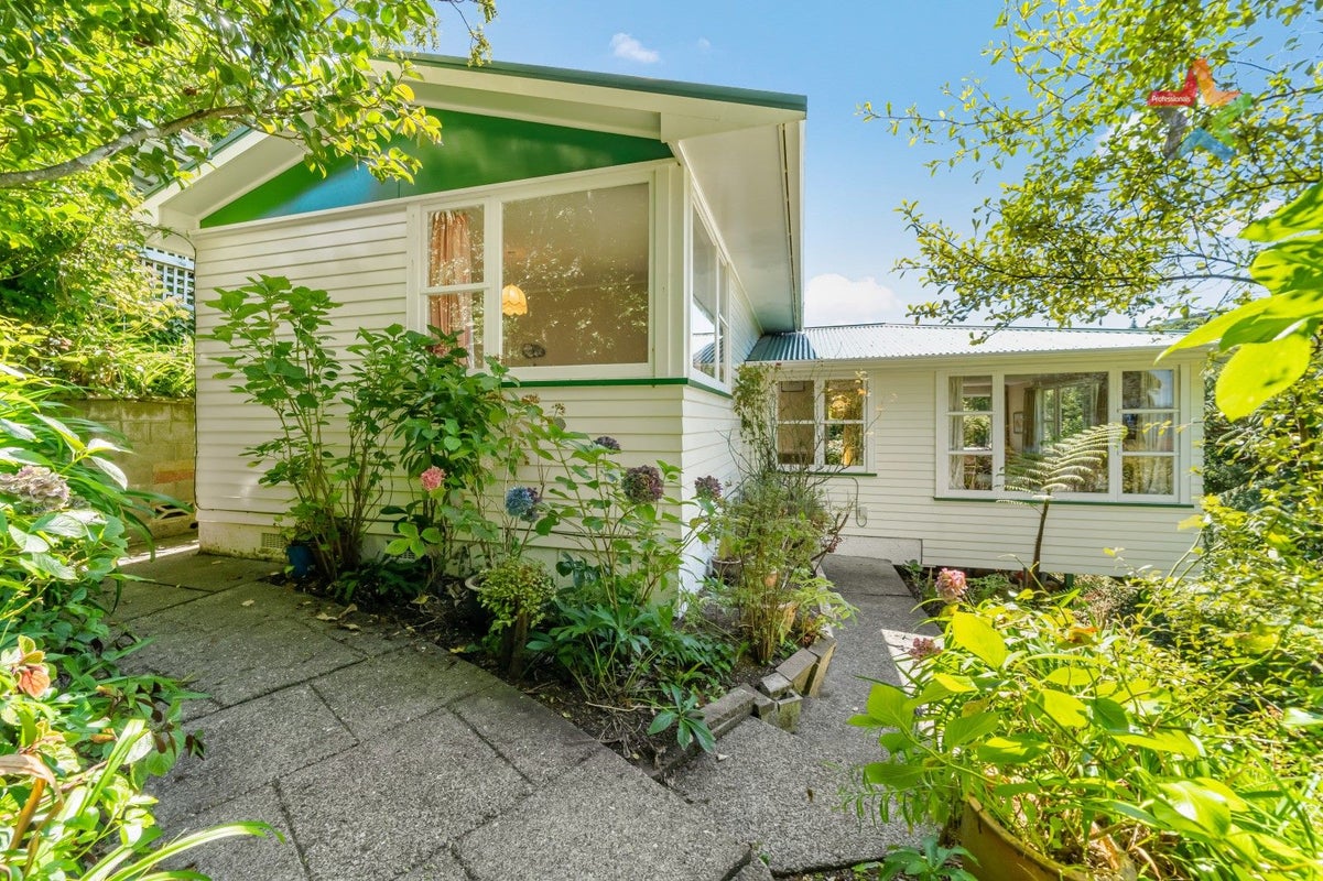 22 Cedar Street, Maungaraki, Lower Hutt - Carousel 1