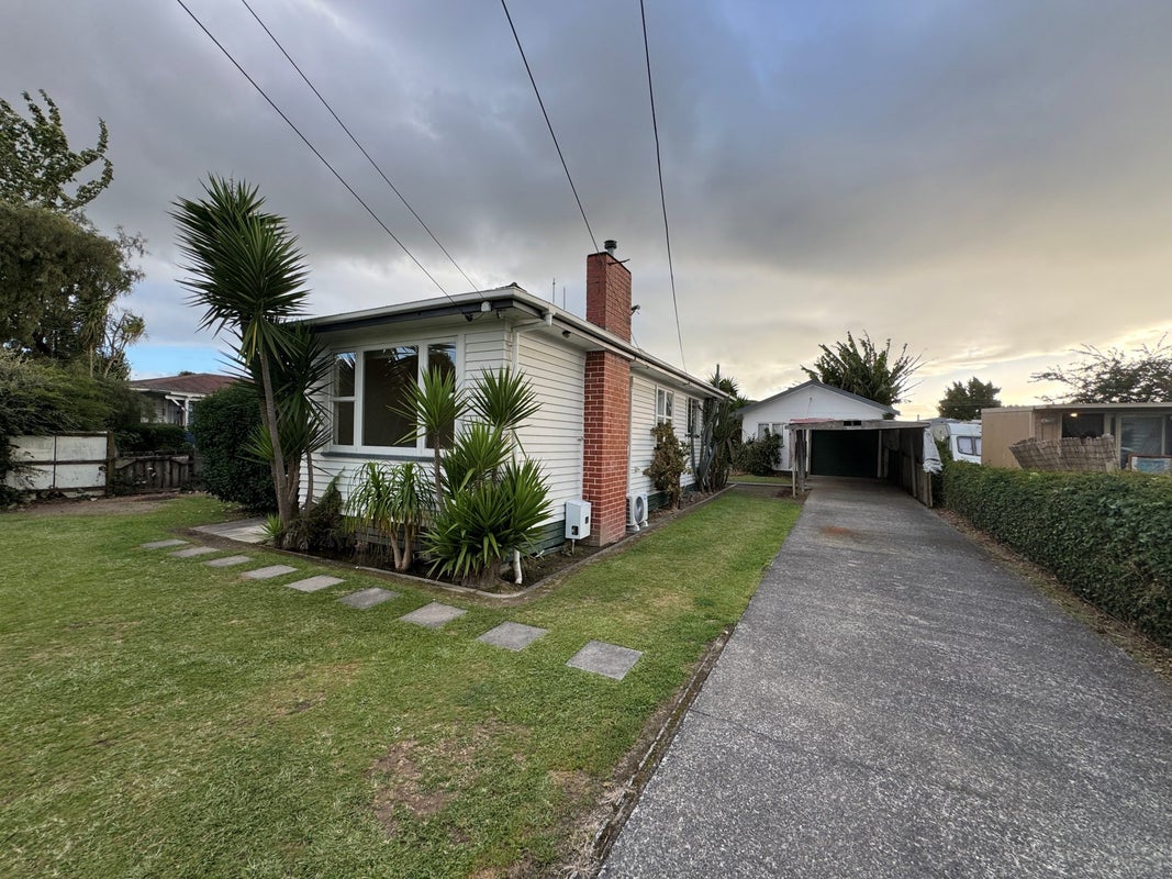 15 Dalesford Street, Silverdale, Hamilton - Carousel 1